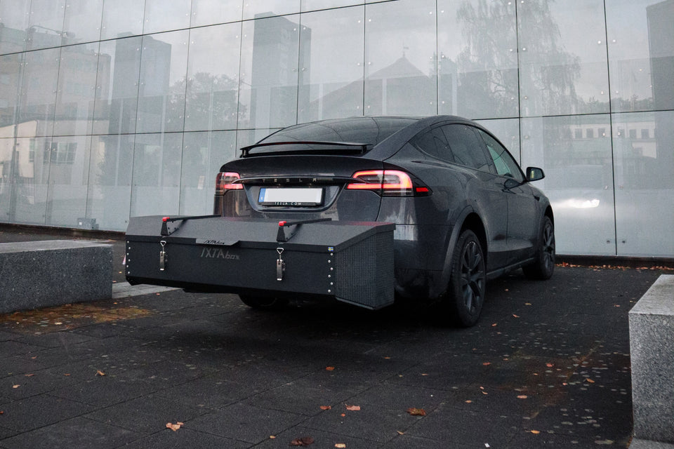 Tesla med en IXTAbox monterad på dragkroken